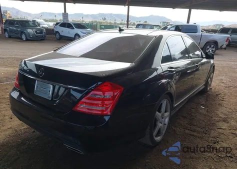 2011 Mercedes-Benz S 550 z USA, uszkodzony, nr VIN WDDNG7BB7BA404716